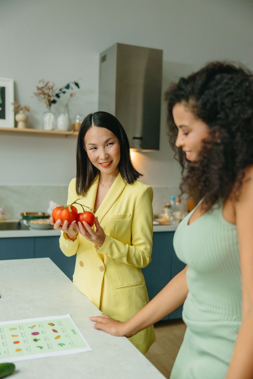 A nutrition consultant explaining meal benefits